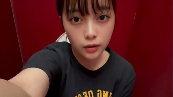 A plain female college student masturbates in the men's bathroom at a karaoke bar, smelling the smell of men's penises and pee.