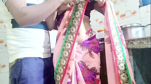 Desi bhabhi was washing dishes then her brother in law came and said bhabhi aapka chut chahiye kya doge.Hindi Audio.