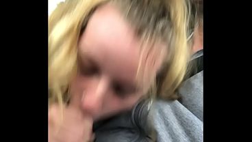 Sucking an amazing cock in the car !