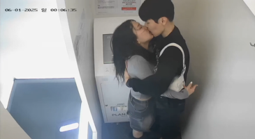 한국야동_(한국야동) 인생네컷 부스에서 찐하게 키스하는 커플들
