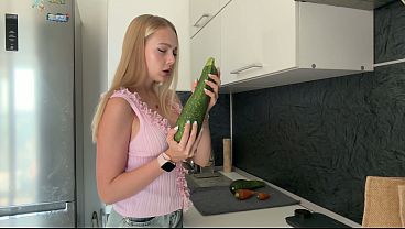 STEPSON'S BIG DICK OR A ZUCCHINI? STEPMOM CHOOSE WHERE TO SIT WITH HER HUGE ASS.