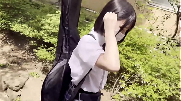 https://x.gd/pJdnc She plays guitar in the light music club and is very petite, standing at 143 cm tall! We decided to blindfold Kana-chan and play pranks on her.