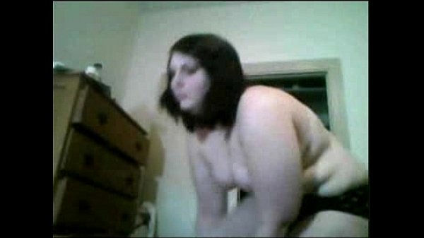 chubby exhibishionist girl masturbates on her webcam