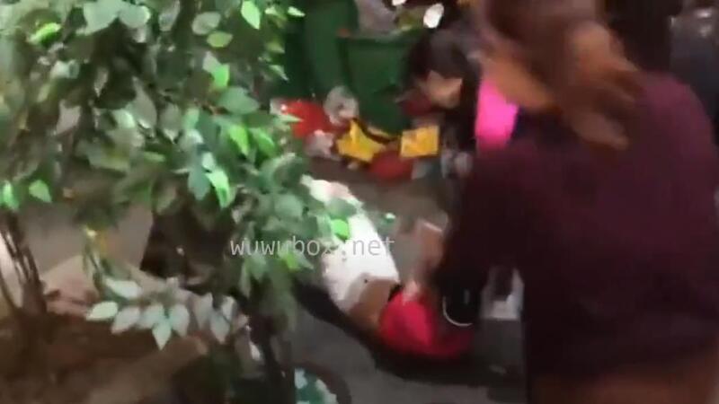 한국야동_불륜녀 길거리에서 패대기치며 응징하는 무서운 아지매들 2편