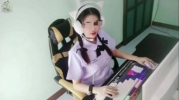 Thai school girl is caught and fucked in front of the computer by her senior, screaming loudly in the house (clear Thai audio) 4K