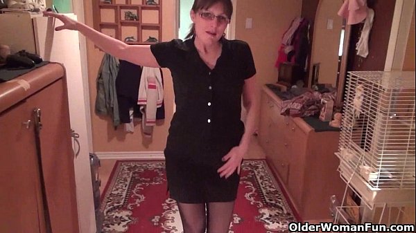 Mature milf masturbates secretly