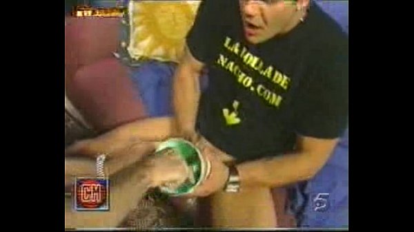 Anastasia Mayo measuring the poya to Nacho Vidal in Cronicas Marcianas