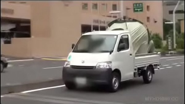 Momo Ichinose in car