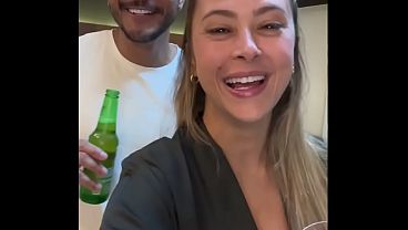 "Come see, cuckold, look what this dick does to your little wife" - This married Brazilian woman is a delight, she fucked a big black guy and even humiliated her cuckold husband.