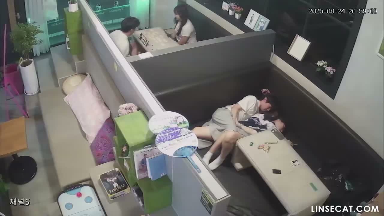 한국야동_[신작] 성욕이 강한 한 남성이 여자친구를 끈질기게 유혹해 성관계를 갖도록 했다. 그는 여자친구가 살려달라고…