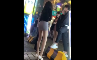 한국야동_강남포차 앞 초미니스커트 슬렌더녀