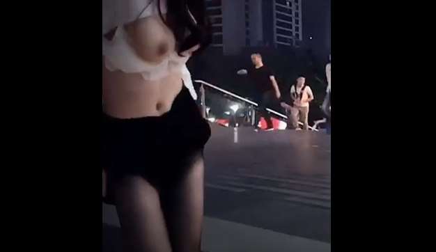 한국야동_갑자기 몰려든 인파에 놀란 화들짝 야노녀