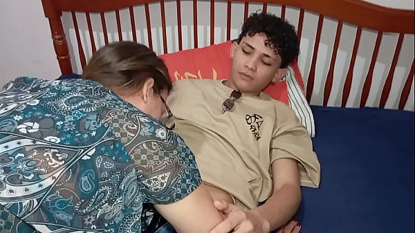 A mãe do meu padrasto me colocou pra arrumar a casa e eu comi ela