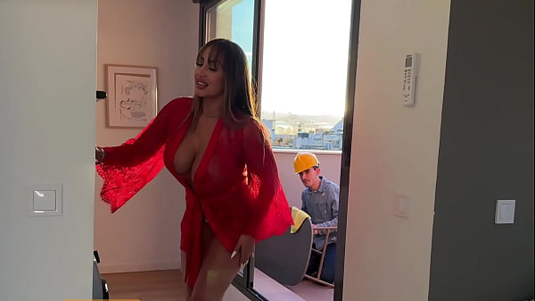 Latina MILF wants her plumber to fuck her with his big cock - La Paisita Oficial