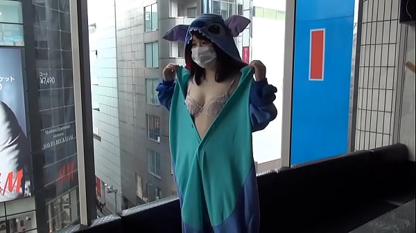 A girl running away from home wearing gurumi becomes a real onapet for the hotel fee!
