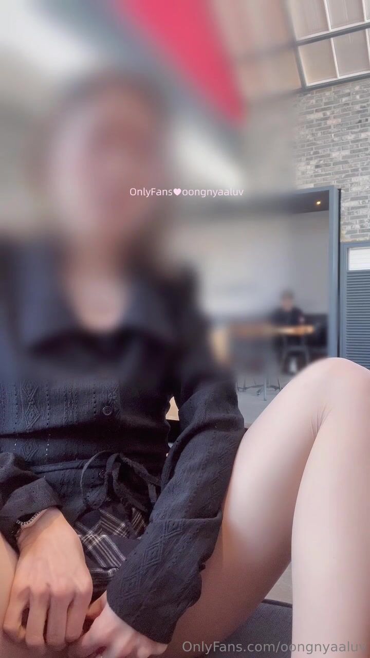 (한국야동) 카페에서 아아 하나 시켜놓고 스릴만점 자위놀이 2 korean porn vip