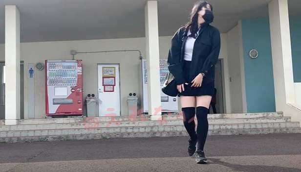 한국야동_사람 지나다니는 화장실앞에서 노출섹카찍는 야노변녀