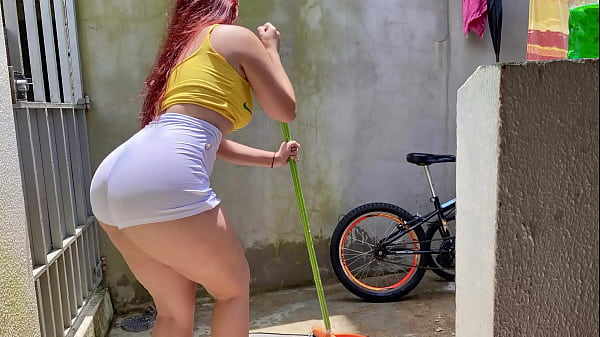This maid is very naughty, her ass is delicious, I get very horny
