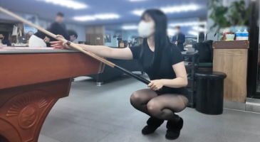 한국야동_(한국야동) 당구장 사람들의 이목을 끌기위해 안간힘을 쓰는 관종녀