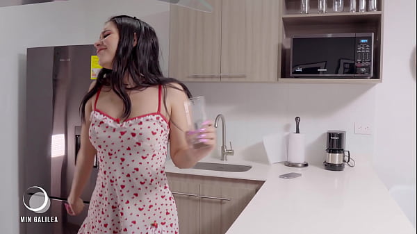 a beautiful girl from India dances to the rhythm of ¨RINGA RINGA¨ while masturbating - Min Galilea