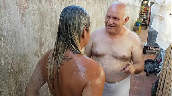 Grandpa bathing the young girl he met on the beach !!! Paty Butt - Old Grandpa - El Toro De Oro