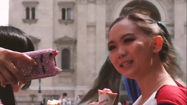 Marica Hase Sightseeing with Harriet Sugarcookie