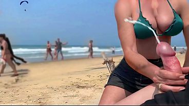 A woman from the beach makes me ejaculate in front of everyone...
