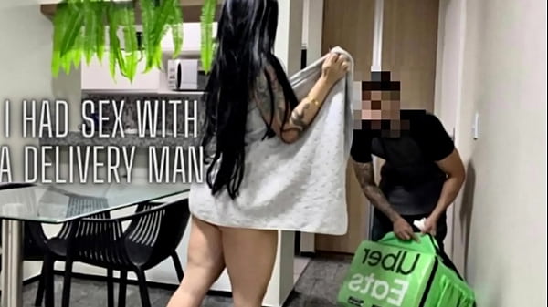 Delivery man gets along well and eats a hot brunette at the time of delivery, everything was recorded for the corninho to see!